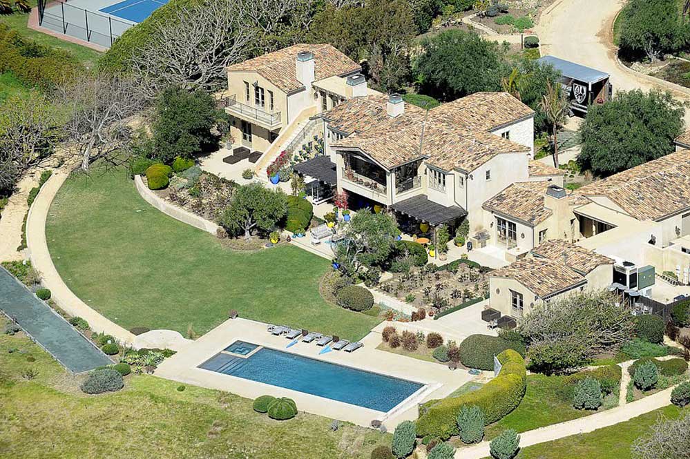 Ela também inclui uma grande piscina externa com banheira de hidromassagem, uma área de boliche em estilo francês e um jardim de frutas frescas.