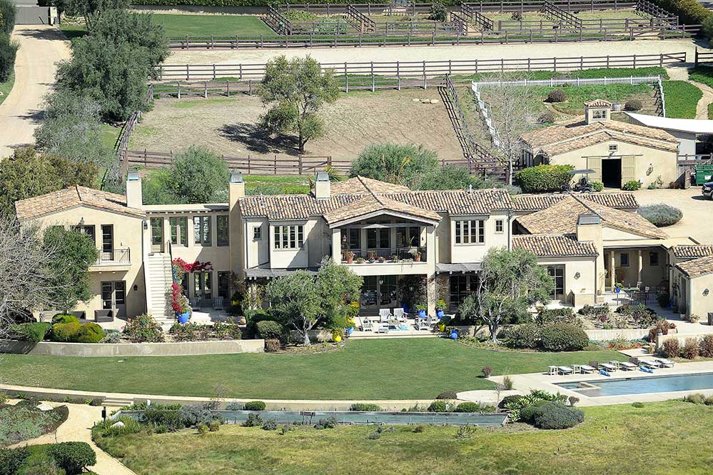 A residência de cinco quartos e sete banheiros em estilo mediterrâneo que ocupa uma área seis acres e oferece vistas deslumbrantes para o Oceano Pacífico