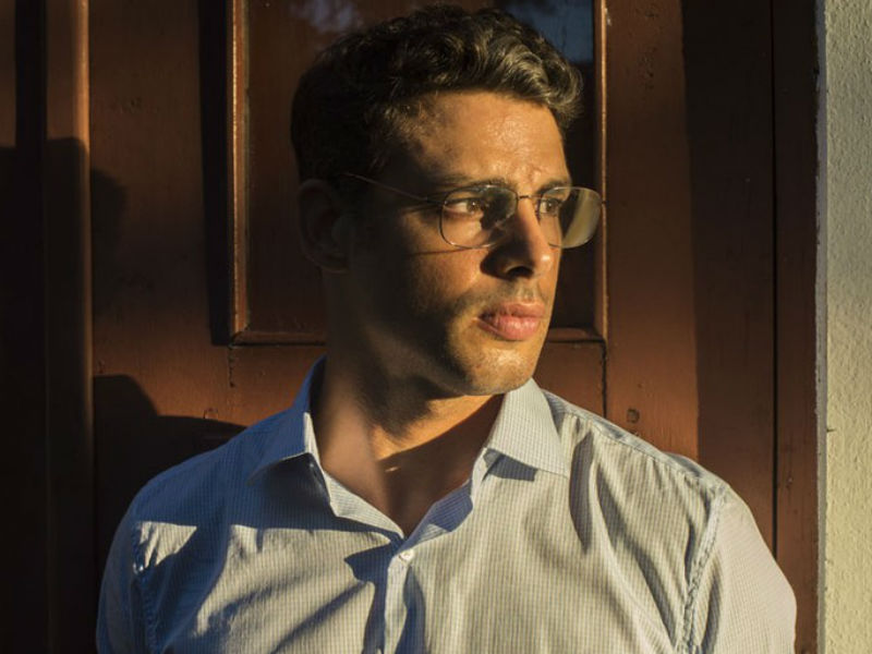 Maurício fica preso por sete anos, por praticar eutanásia na mulher, por quem ele era apaixonado. Ao sair da cadeia, exibe um visual grisalho, sério. Foi assim que Cauã encantou na série Justiça, exibida em 2016.