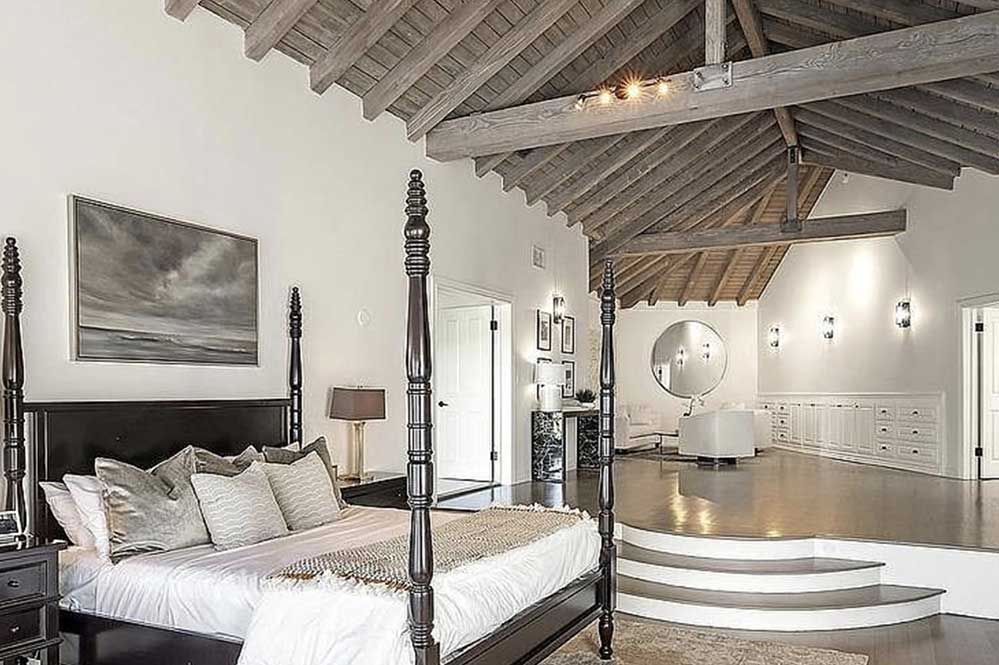 A mansão de quase R$ 30 milhões possui seis quartos e 10 banheiros e tem muitos quartos de hóspedes