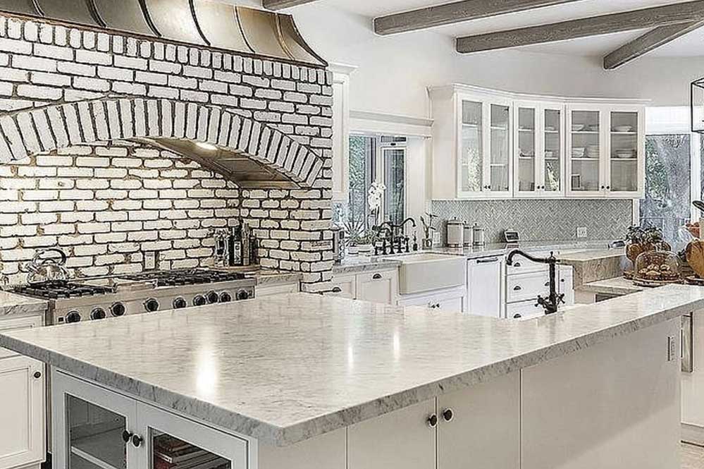 A propriedade também dispõe de uma cozinha ampla, uma adega, academia e sala de massagem