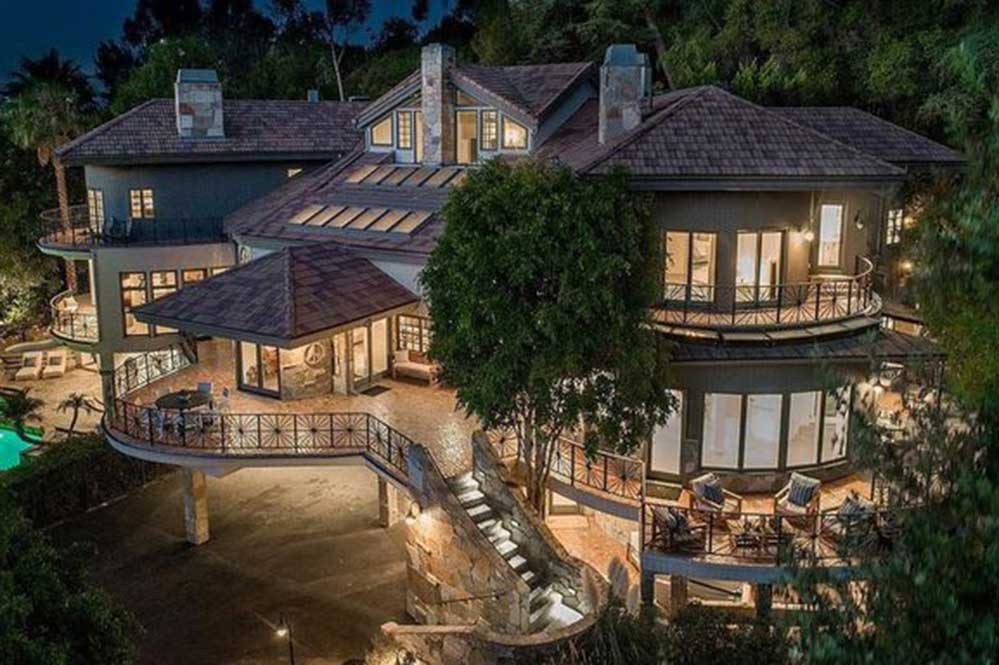 A piscina da casa tem uma banheira de hidromassagem e uma área para churrasco coberta que pode acomodar pelo menos 10 pessoas