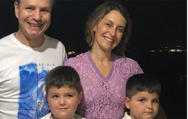 Alan com a esposa, Dra Fernanda Dasoglia e os gêmeos, Luca e Luigi de 7 anos