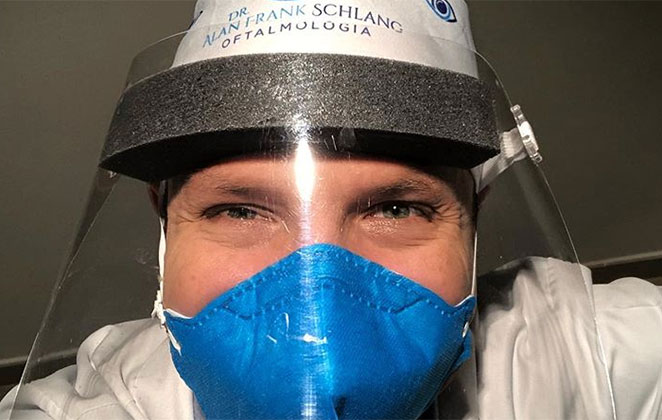 Alan Frank, paramentado para seu trabalho como oftalmologista
