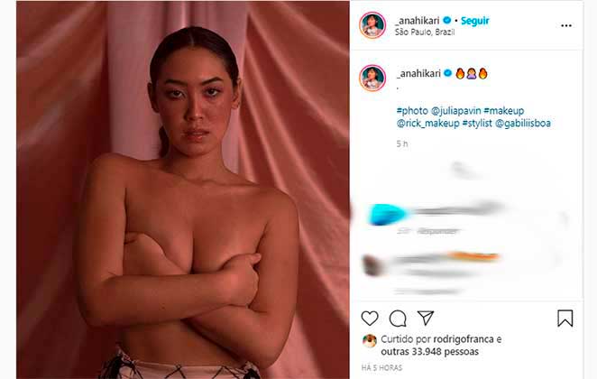Ana Hikari posa de topless em posição frontal em ensaio