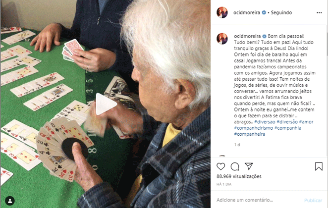 Cid Moreira joga baralho com amigos em vídeo