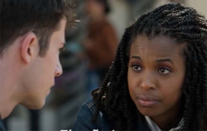 Clay (Dylan Minette) pode se apaixonar por Ani (Grace Saif)