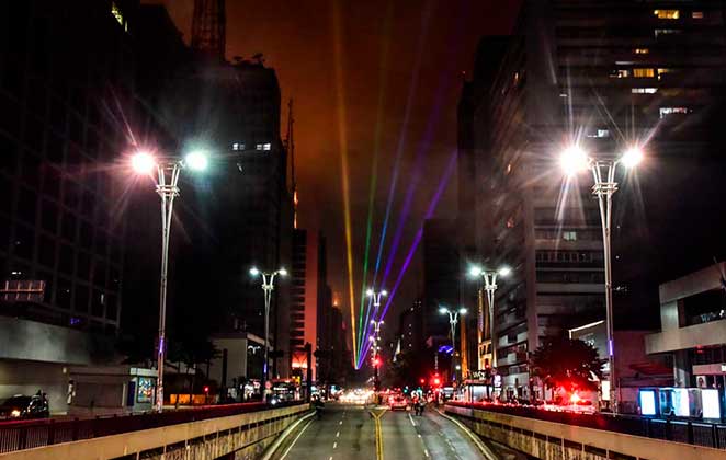 Feixes de luz coloridos simularam um arco-íris pela Avenida Paulista durante a Parada Virtual do Orgulho LGBTQIA+
