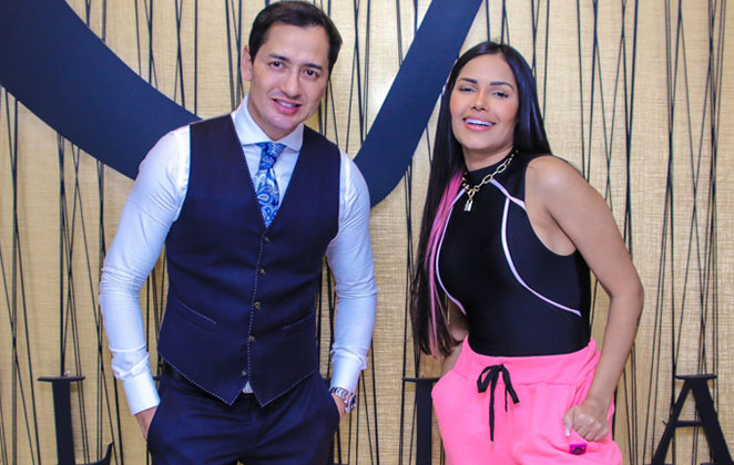 Flay posa com Dr. Viotto