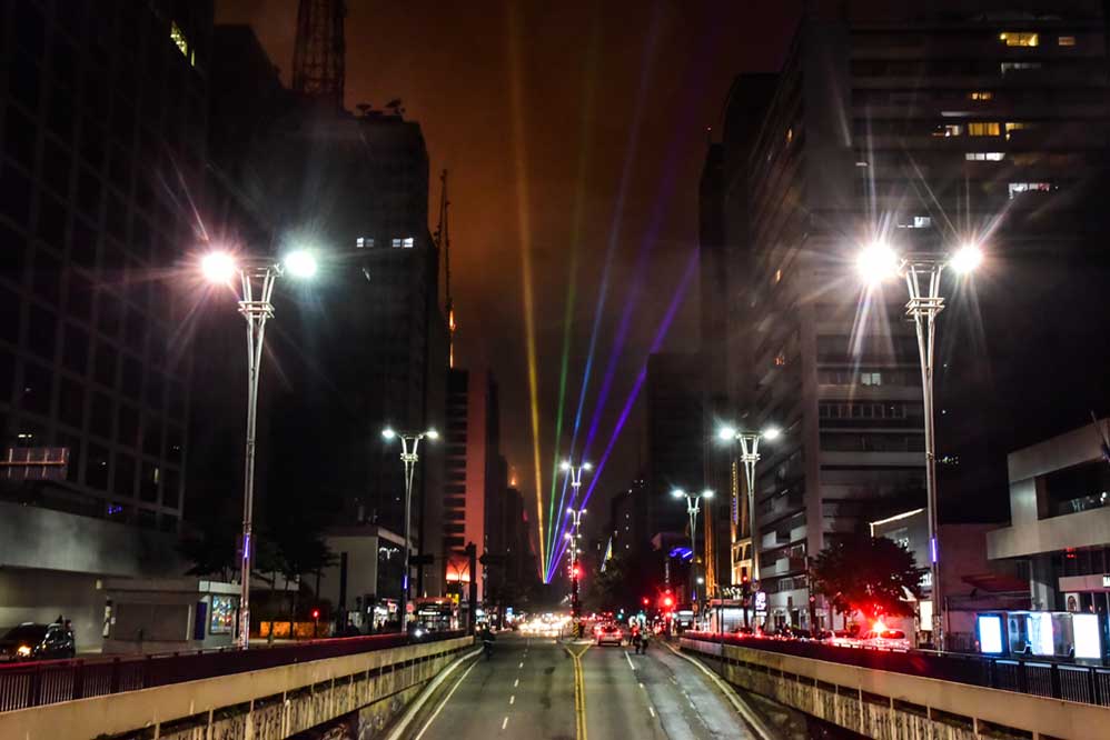 Feixes de luz coloridos simularam um arco-íris pela Avenida Paulista