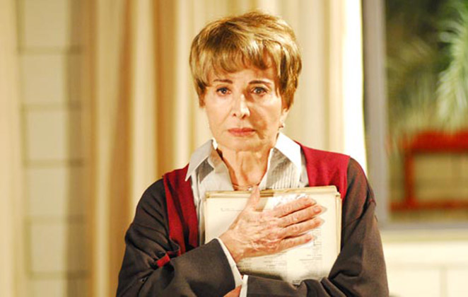 Glória Menezes como Irene em A Favorita, novela da Rede Globo