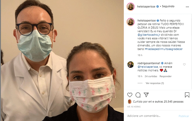 Heloísa Périssé posa com o médico após exame de rotina depois de enfrentar batalha contra câncer 