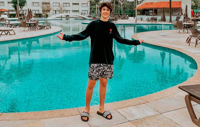 Henrique Camargo posou em frente a uma piscina do Tauá Resorts