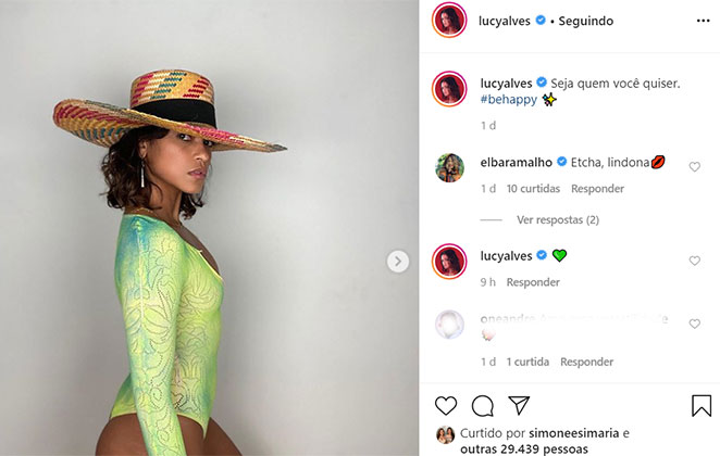 Lucy Alves arranca suspiros ao posar de maiô
