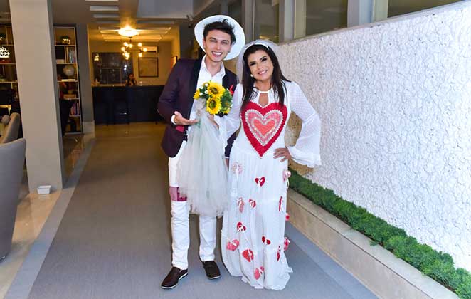 Mara Maravilha e Gabriel Torres se casam de mentirinha em Festa Junina