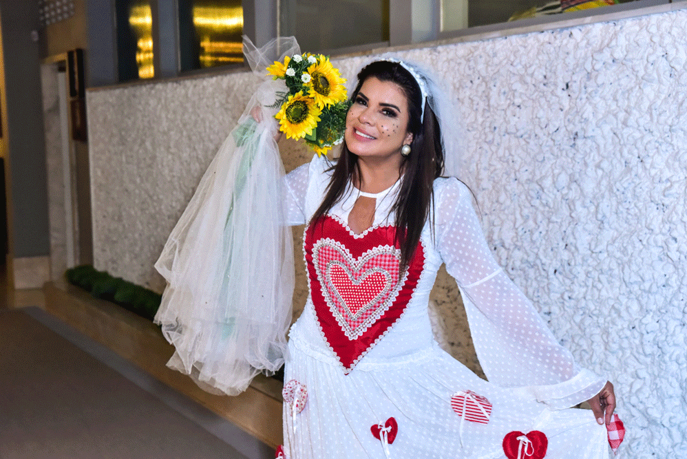 Mara Maravilha vestida de noiva para a live organizada para ajudar a ONG Florescer