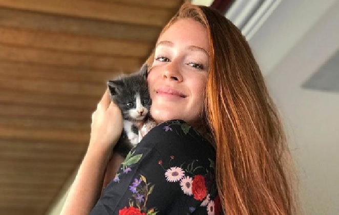 Marina Ruy Barbosa com um dos seus gatinhos de estimação