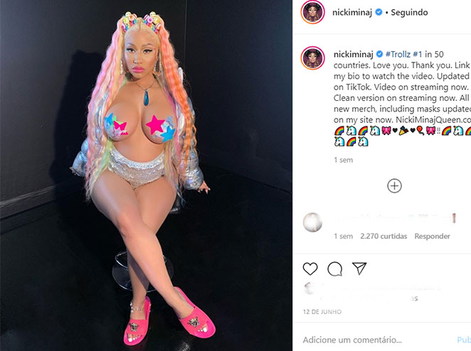 Post exibindo os seios de Nicki Minaj