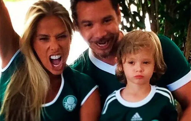 Adriane Galisteu com o marido Alexandre Iódice e o filho Vittorio, todos com a camisa do Palmeiras