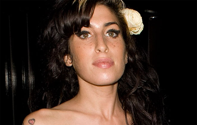 Amy Winehouse ainda aparece para o pai, segundo Mitch Winehouse