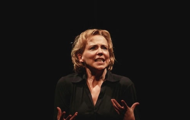 Ana Beatriz Nogueira na peça Tudo Que Eu Queria Te Dizer, agora no teatro digital