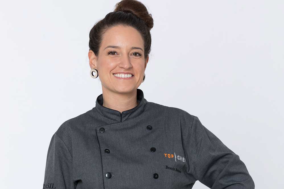 Beatriz Buéssio, 32 anos, nasceu em São Paulo (SP) e mora em Santos (SP). “Sou estudante de medicina e participar do Top Chef é uma prova de que posso misturar as profissões de chef e médica”