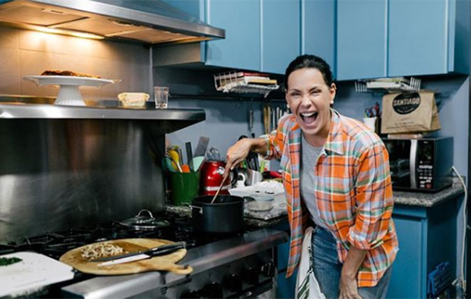 Olha ela aí, radiante quando o assunto é culinária