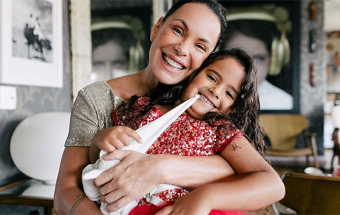 Abraçadinha da caçula Anna Izabel