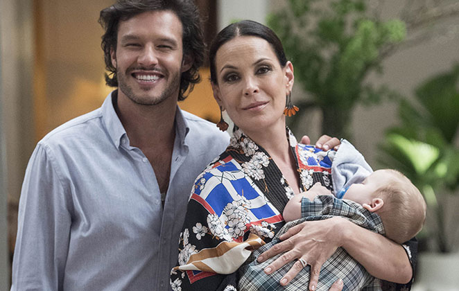 Atriz em cena com Nando Rodrigues e um lindo bebê, em Haja Coração