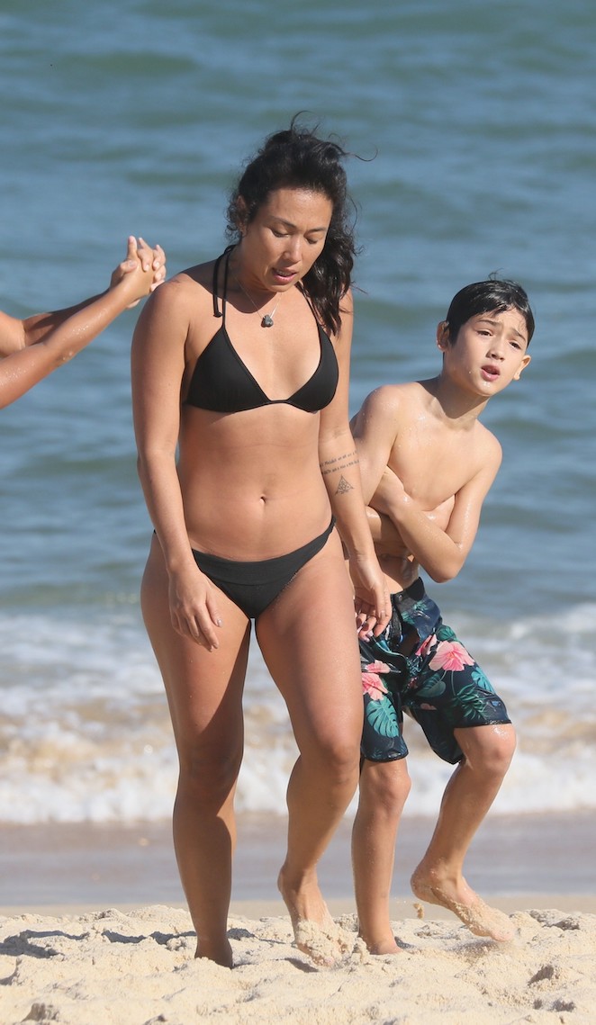 Danni Suzuki e o filho curtem dia na praia