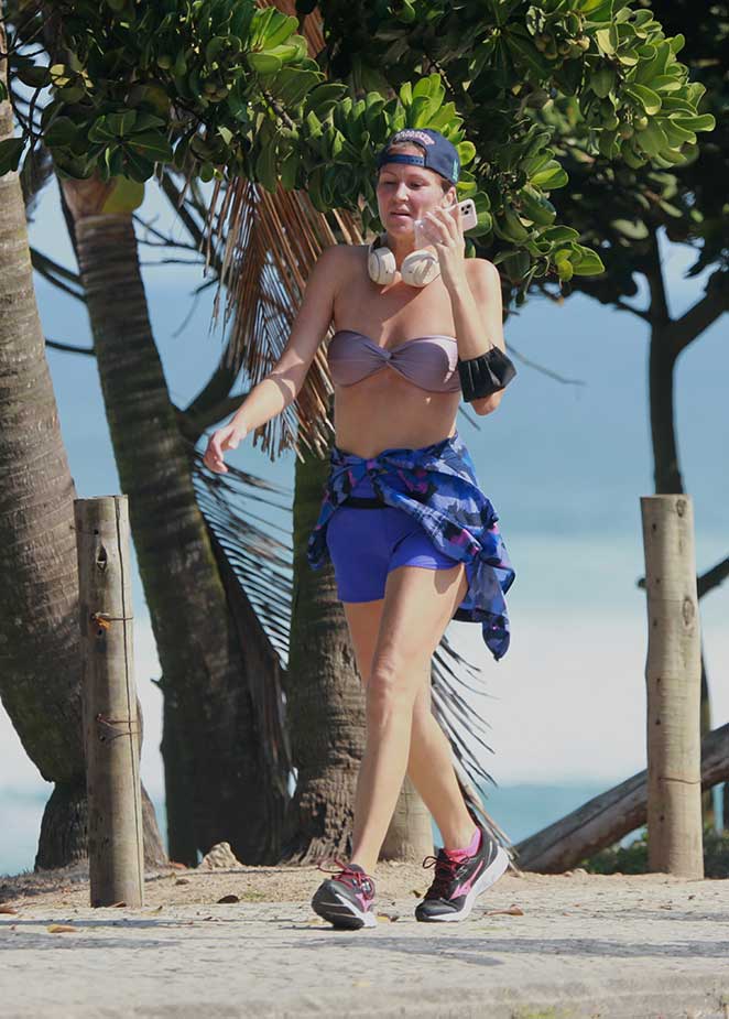 Ellen Jabour caminha na orla da praia da Barra da Tijuca, Rio de Janeiro