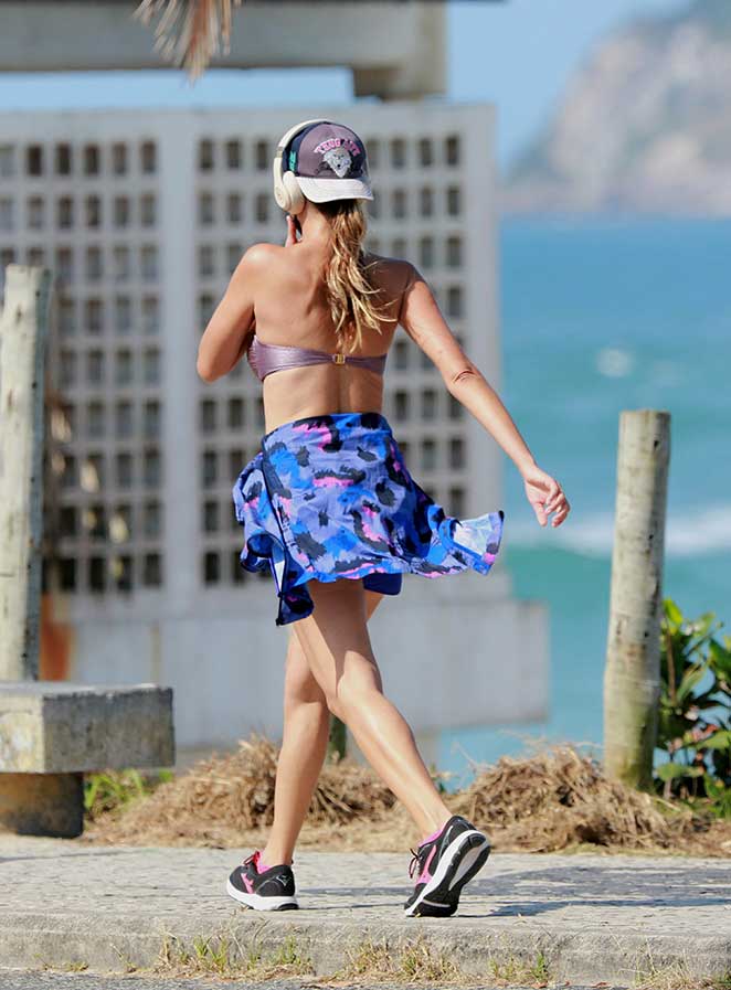 Modelo não pareceu se importar com a presença dos fotógrafos