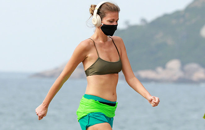 A bela caminhando na orla do Rio