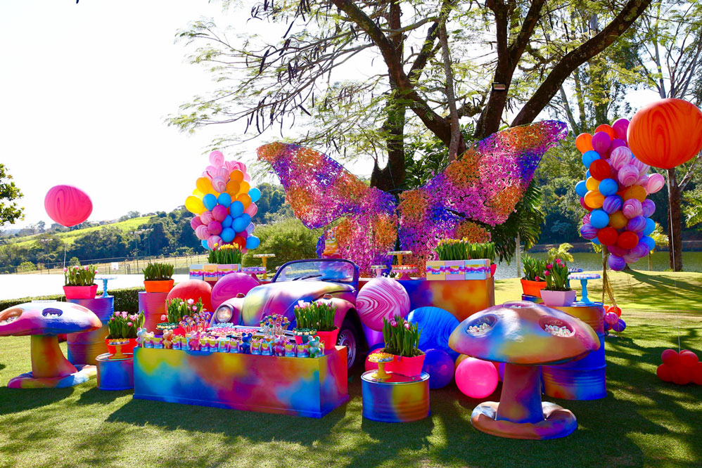 A decoração da festa foi inspirada na moda da tintura tie-dye