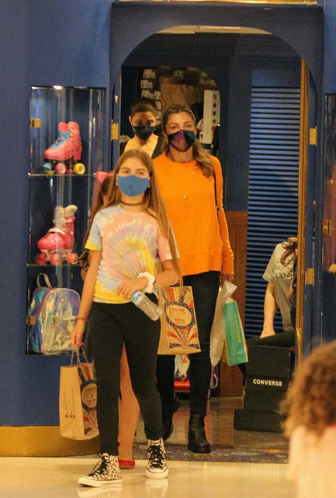 Grazi Massafera aproveitou o tempo livre para passear no shopping com a filha Sofia