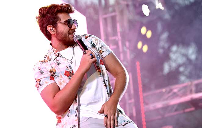 O cantor se apresentou no sistema drive-in