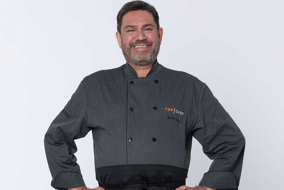 Kaká Silva, 54 anos, nasceu e mora em Brasília (DF). “Estar no Top Chef é estar entre os melhores chefs do país. Por acompanhar o programa, estar aqui é, até o momento, o ápice da minha carreira”