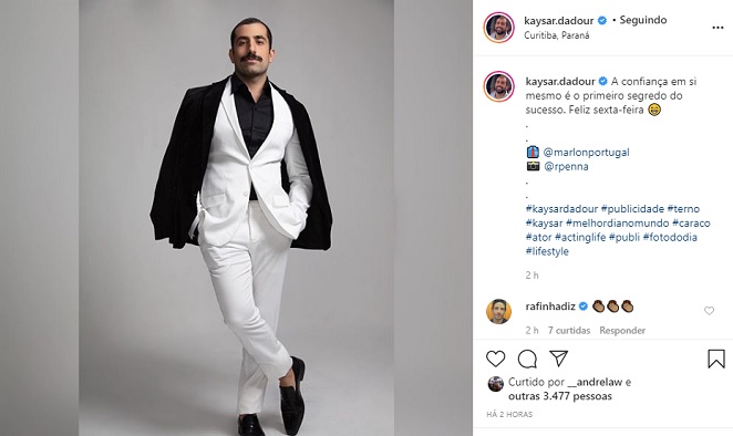 Kaysar Dadour esbanja elegância ao posar de terno