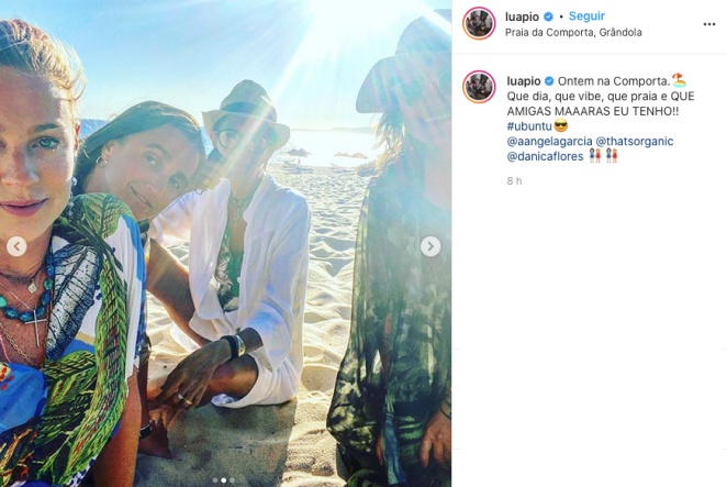 Luana Piovani posa com amigas na praia