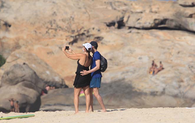 Malu Mader e o marido Tony Bellotto pararam para tirar uma selfie