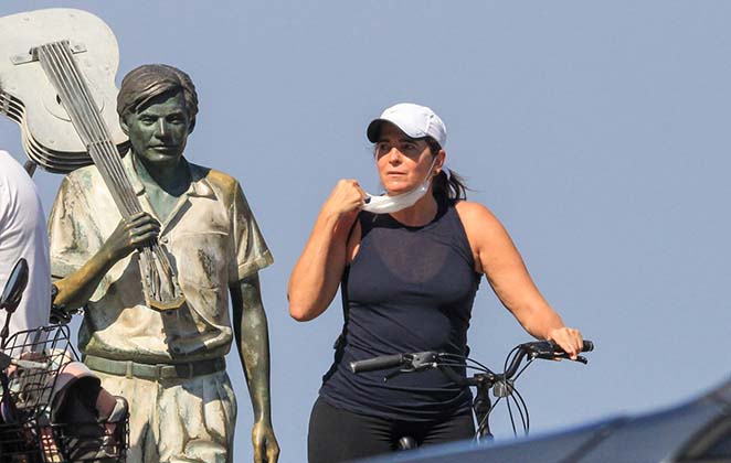 Malu Mader parou para admirar a estátua de Tom Jobim, no Rio de Janeiro