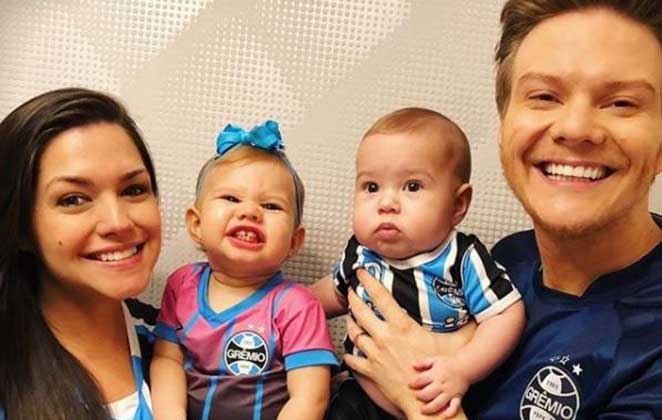Michel Teló com a esposa Thais Fersoza e os filhos Melinda e Teodoro, todos com a camisa do Grêmio