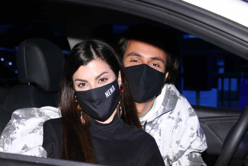 Nah Cardoso e Pe Lu curtem show drive-in de Anavitória