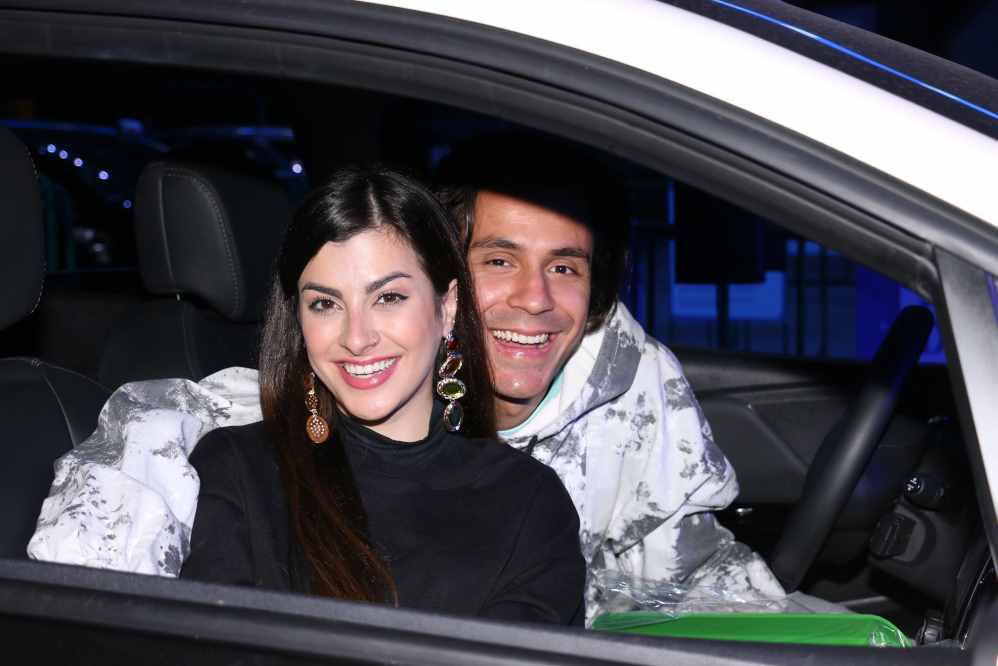 Nah Cardoso e Pe Lu curtem show drive-in de Anavitória