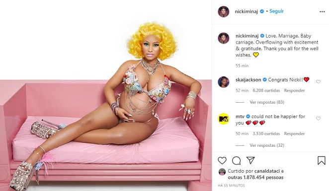 No Instagram, a cantora já surgiu mostrando a barriga saliente