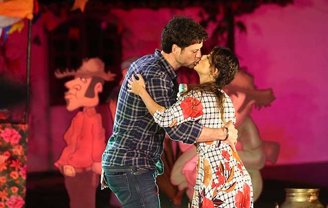 Paula Fernandes troca diversos beijos com namorado em live