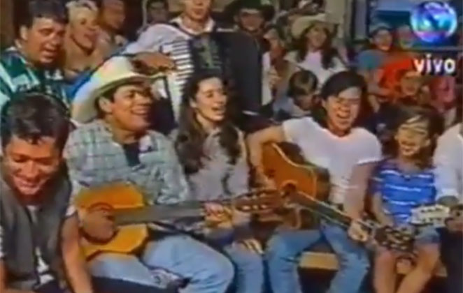 Os irmãos em uma roda de música com diversos cantores