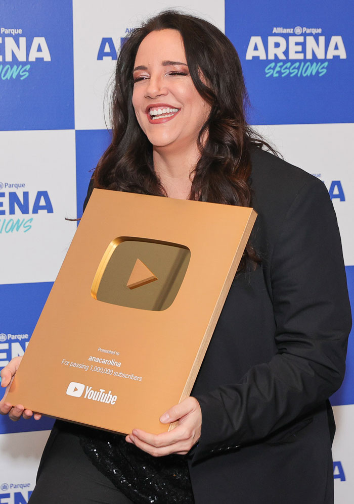 Ana Carolina exibe a placa cheia de orgulho