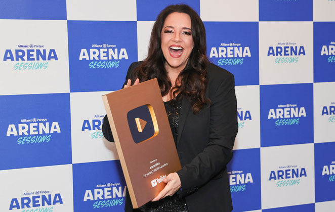 Ana Carolina fica feliz ao receber a placa de uma milhão de inscritos do YouTube