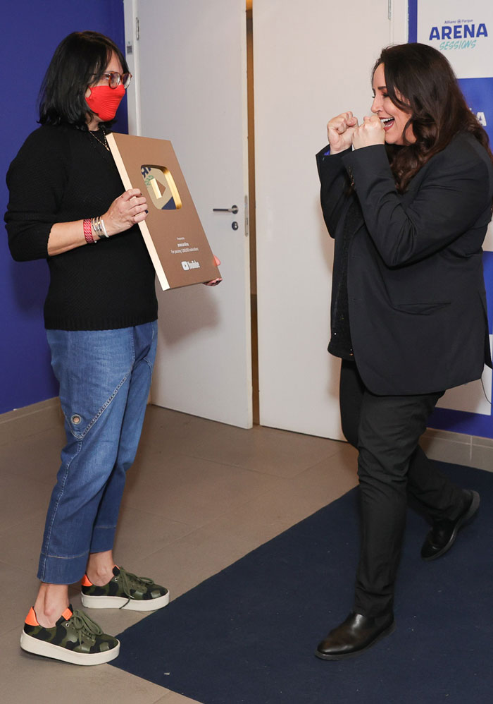 Antes de subir ao palco, Ana Carolina recebeu a placa de um milhão de inscritos do YouTube